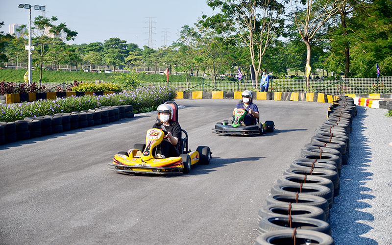 Đua xe go kart ở công viên Yên Sở